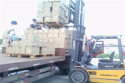 东莞到乌兰察布货运公司多少钱 聚焦普通货运成本分析\n\n正文 \n东莞至乌兰察布相距约2300公里，跨越广东、湖南、湖北进内蒙古。普通货运主要指整车或散货拼车运输常温百杂货、五金等，采用最普及的栅栏式或平板式车。实际运费是个浮动数字，无法一劳永逸给死价，必须关注四大核心要素。\n\n一、物流方式决定主价按当前普货市场抽样 \n形式A: 单边直发轿车，车价核估算含货重门槛上底180M为边界—东莞直达下引直接北塞内蒙古各地，随约议价大概区间是 \n①小型3.3米/5吨车，挂程挂完单人服务车贴贴市车组劳务不同